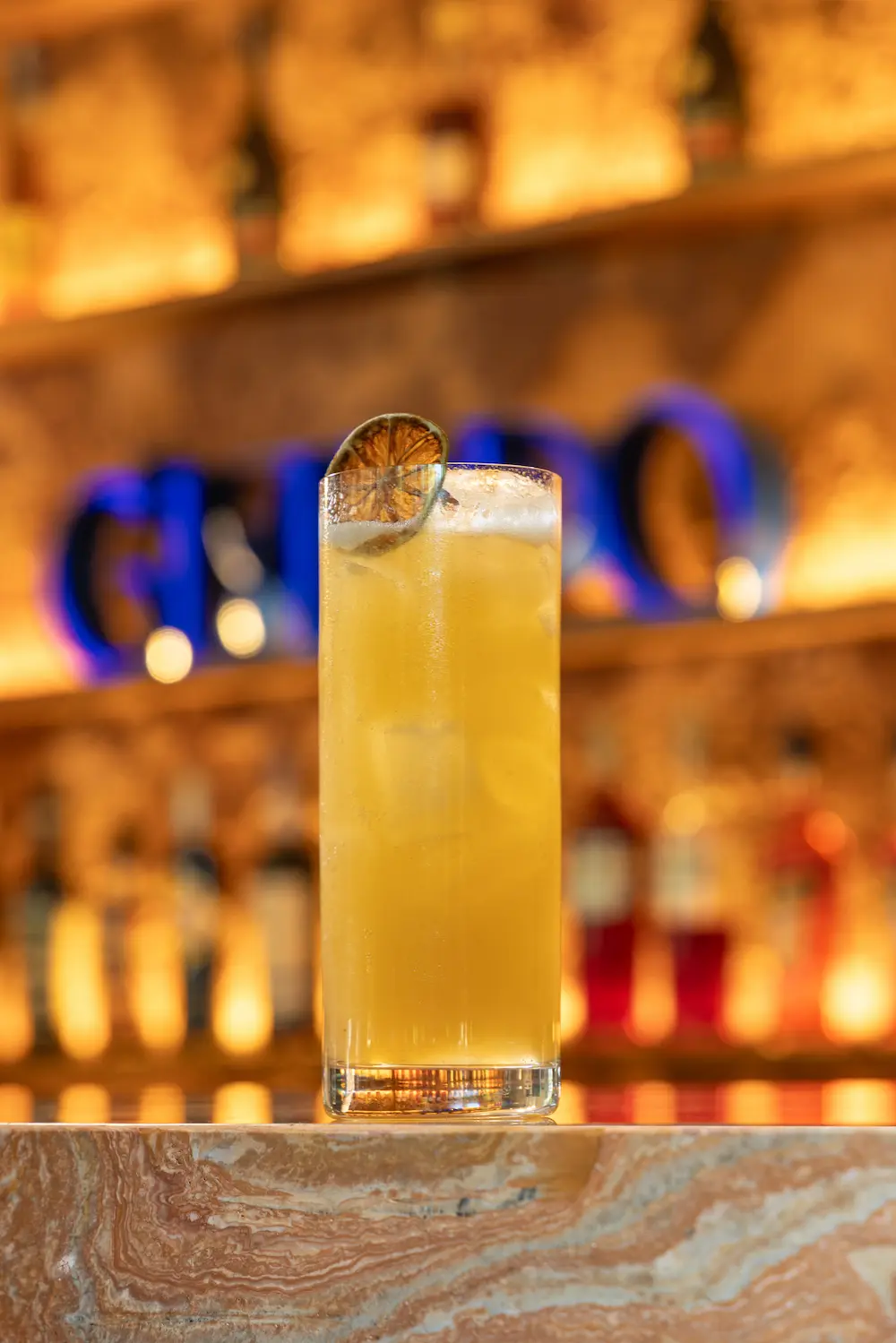Drink autoral com letreiro Giappo ao fundo